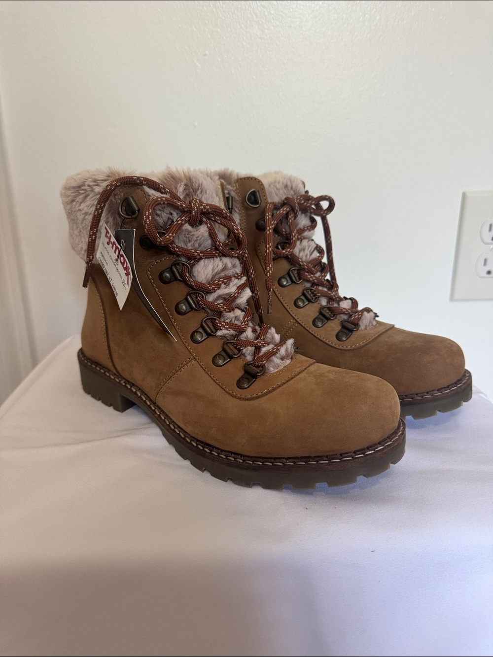 NWT Brown Faux-Fur Lace-Up Winter Boots